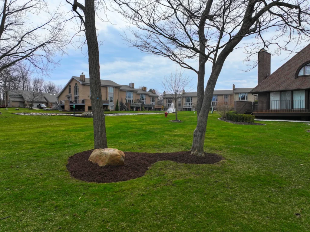 Apartment_Mulch_Landscape_Service